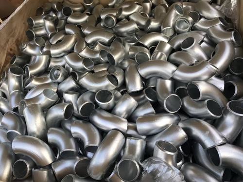 碳钢与不锈钢弯头及三通 材料特性与应用场景对比